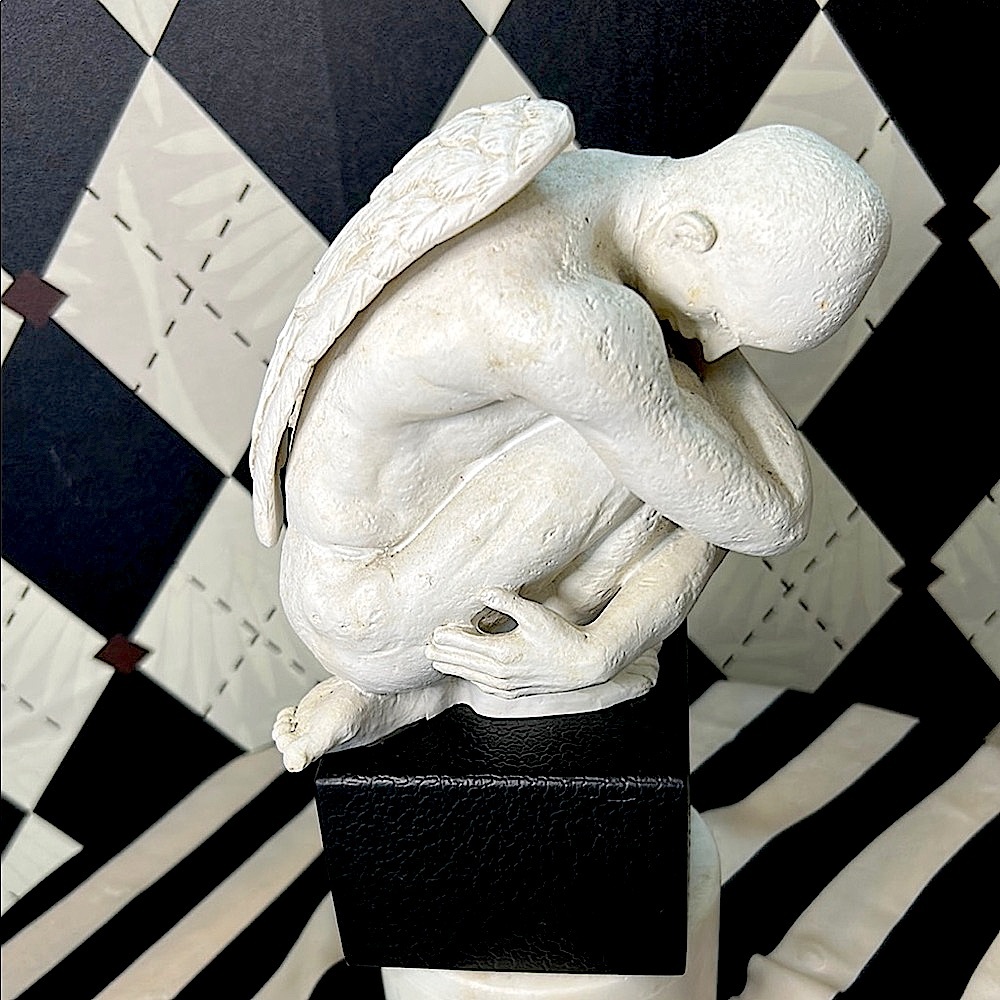 Vitruvian Weeping Angel Sculpture – Pensive Angel Inspired by da Vinci | TMS - Picture 13 of 17